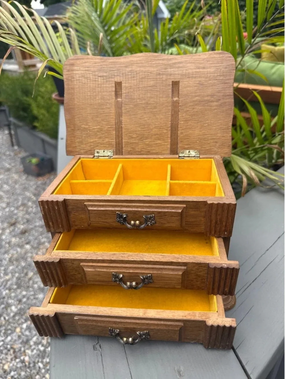 Beautiful vintage wooden jewelry box-gold felt